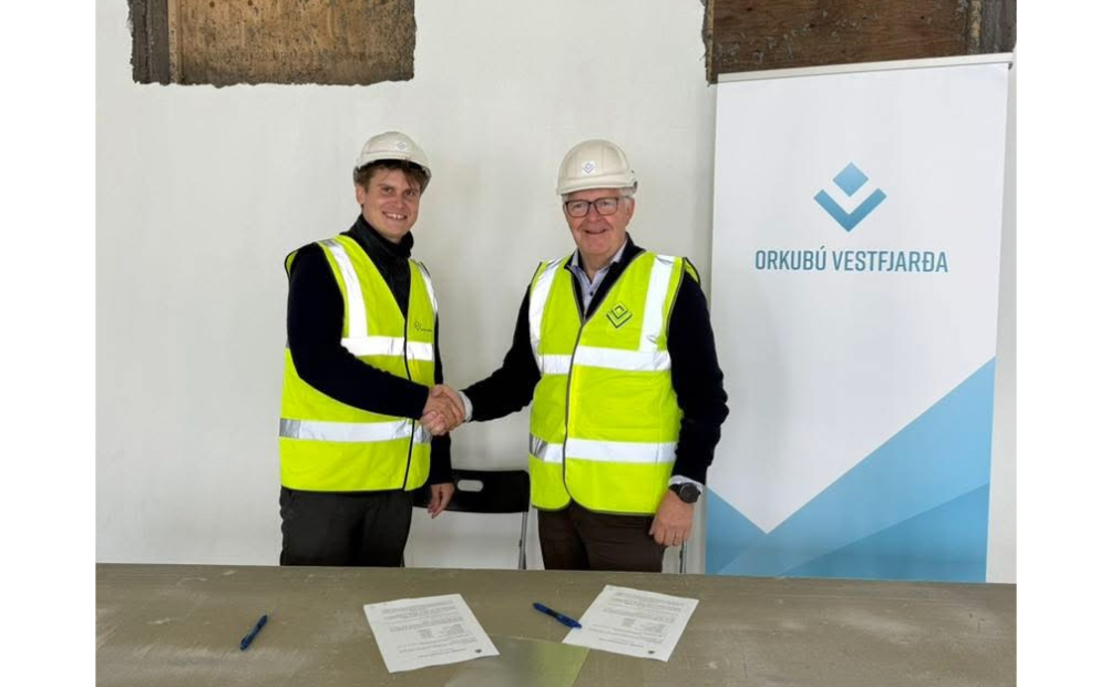 Jóhann Páll Jóhannsson, umhverfis-, orku- og loftslagsráðherra, og Elías Jónatansson, forstjóri Orkubús Vestfjarða, undirrita samning um orkuskipti í Flatey.