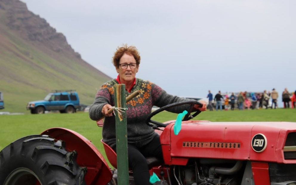 Indíana Ólafsdóttir spengir blöðruna í tætlur