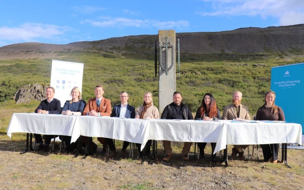 Við undirritunarborðið sátu (frá vinstri) Hermann Jónsson, forstjóri HMS, Elísabet Margrét Jónsdóttir sveitarstjóri Súðavíkurhrepps, Gylfi Ólafsson bæjarstjóri Ísafjarðarbæjar, Kristinn Gauti Einarsson staðgengill bæjarstjóra Bolungarvíkurkaupstaðar, Gerður Sveinsdóttir bæjarstjóri Vesturbyggðar, Kjartan Þór Ragnarsson sveitarstjóri Reykhólahrepps, Dagrún Fanný Liljarsdóttir sveitarstjóri Strandabyggðar, Finnur Ólafsson oddviti Kaldrananeshrepps og Sigrún Sverrisdóttir oddviti Árneshrepps.