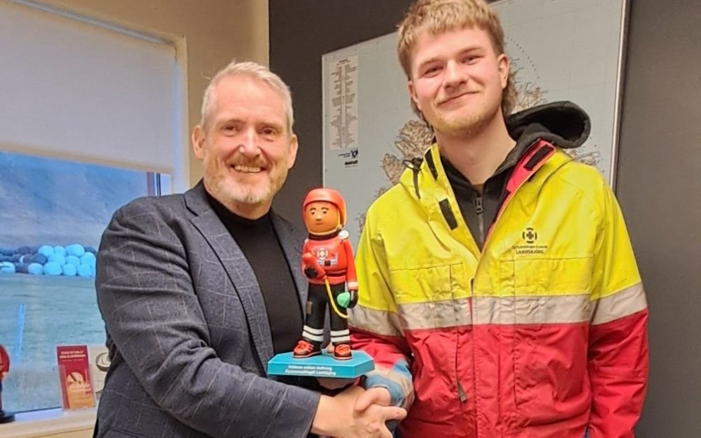 Tindur Ólafur Guðmundsson formaður björgunarsveitarinnar afhendir Ólafi Þór Ólafssyni sveitarstjóra Neyðarkallinn í ár.