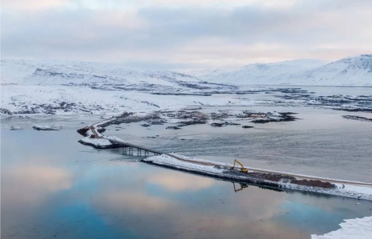 Vegur yfir Gufufjörð, bráðabirgðabrúin sem mun fara þegar varanleg brú er tilbúin. mynd, Vegagerðin