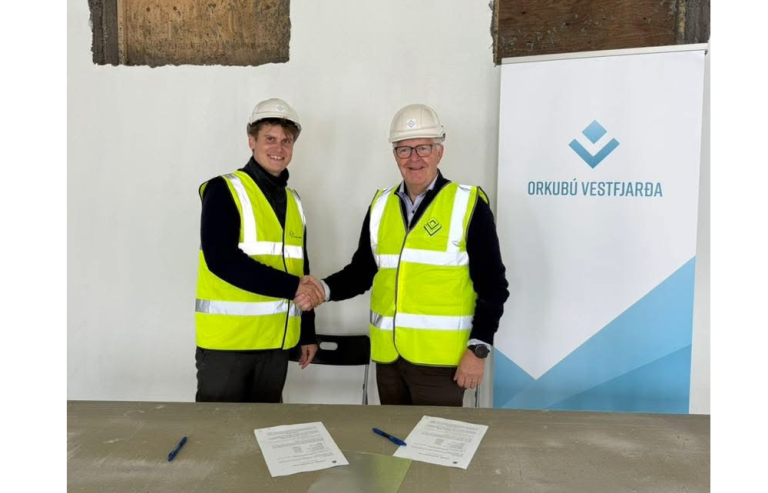Jóhann Páll Jóhannsson, umhverfis-, orku- og loftslagsráðherra, og Elías Jónatansson, forstjóri Orkubús Vestfjarða, undirrita samning um orkuskipti í Flatey.
