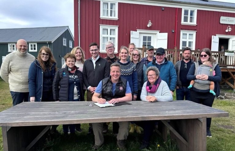 Guðlaugur Þór Þórðarson, umhverfis-, orku- og loftslagsráðherra með fulltrúum stýrihóps um Framtíðarmöguleika Breiðafjarðar, Breiðafjarðarnefndar, Sambands sveitarfélaga á Vesturlandi, Fjórðungssambands Vestfjarða, Náttúrufræðistofnunar, Náttúrustofu Vesturlands, bæjarstjóra Stykkishólmsbæjar, ásamt fleirum.