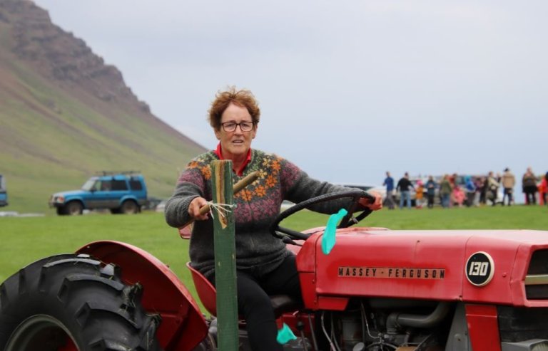 Indíana Ólafsdóttir spengir blöðruna í tætlur