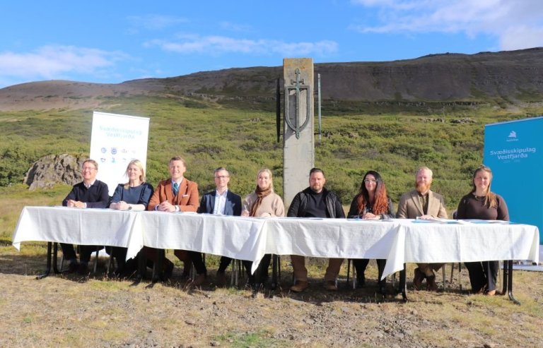 Við undirritunarborðið sátu (frá vinstri) Hermann Jónsson, forstjóri HMS, Elísabet Margrét Jónsdóttir sveitarstjóri Súðavíkurhrepps, Gylfi Ólafsson bæjarstjóri Ísafjarðarbæjar, Kristinn Gauti Einarsson staðgengill bæjarstjóra Bolungarvíkurkaupstaðar, Gerður Sveinsdóttir bæjarstjóri Vesturbyggðar, Kjartan Þór Ragnarsson sveitarstjóri Reykhólahrepps, Dagrún Fanný Liljarsdóttir sveitarstjóri Strandabyggðar, Finnur Ólafsson oddviti Kaldrananeshrepps og Sigrún Sverrisdóttir oddviti Árneshrepps.