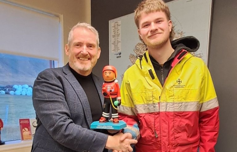 Tindur Ólafur Guðmundsson formaður björgunarsveitarinnar afhendir Ólafi Þór Ólafssyni sveitarstjóra Neyðarkallinn í ár.