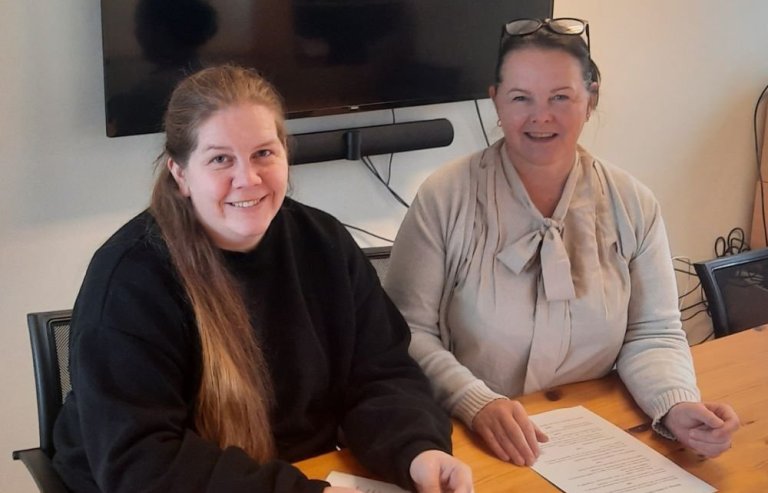 Árný Huld Haraldsdóttir og Ingibjörg Birna Erlingsdóttir undirrita samninginn
